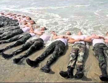 Ben 30 dei 38 soldati dei Navy Seals che hanno preso parte alla pretesa uccisione di Osama bin Laden in Pakistan nelle settimane successive all’operazione sono morti in incidenti vari. (Nella foto: durante un addestramento)