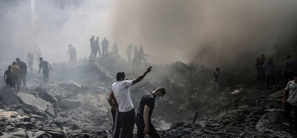 Dopo un bombardamento israeliano a Rafah, nel sud della Striscia di Gaza, 12 ottobre 2023. (Abed Rahim Khatib, Picture-Alliance Dpa-Ap-LaPresse) https://www.internazionale.it/opinione/pierre-haski/2023/10/13/gaza-rifugiati-egitto