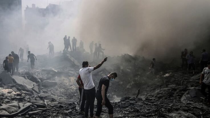 Dopo un bombardamento israeliano a Rafah, nel sud della Striscia di Gaza, 12 ottobre 2023. (Abed Rahim Khatib, Picture-Alliance Dpa-Ap-LaPresse) https://www.internazionale.it/opinione/pierre-haski/2023/10/13/gaza-rifugiati-egitto