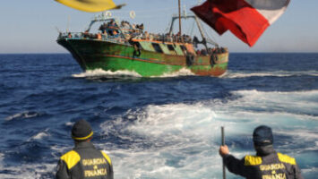 https://www.reportdifesa.it/guardia-di-finanza-operazione-aeronavale-al-largo-delle-coste-calabresi-intercettate-due-imbarcazioni-cariche-di-migranti-fermati-8-sospetti-scafisti/